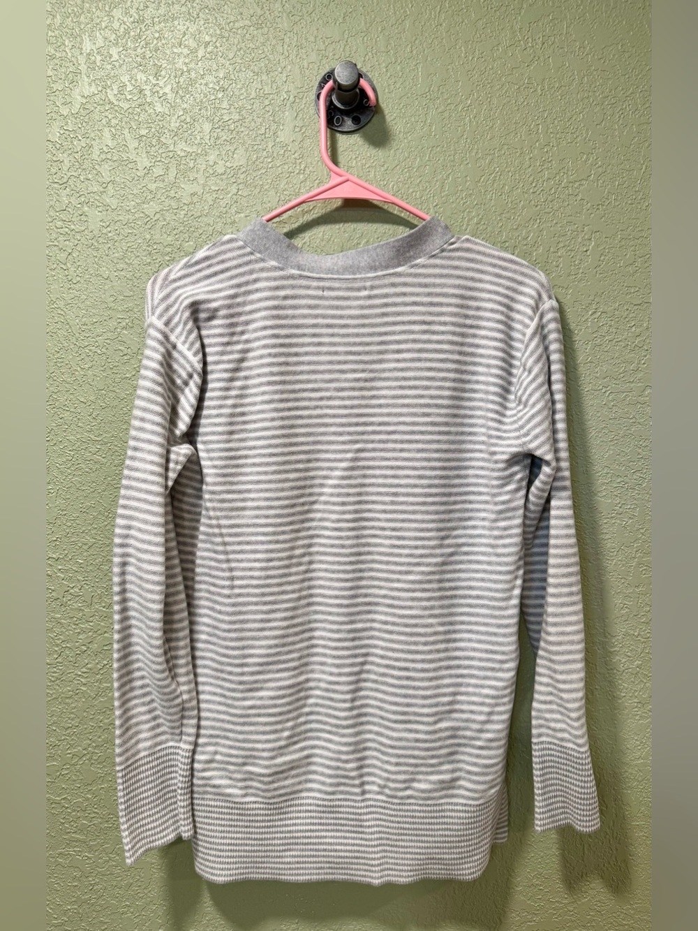 Tommy Hilfiger Women's Gray & White Striped V-Neck Sweater - Picture 4 of 4